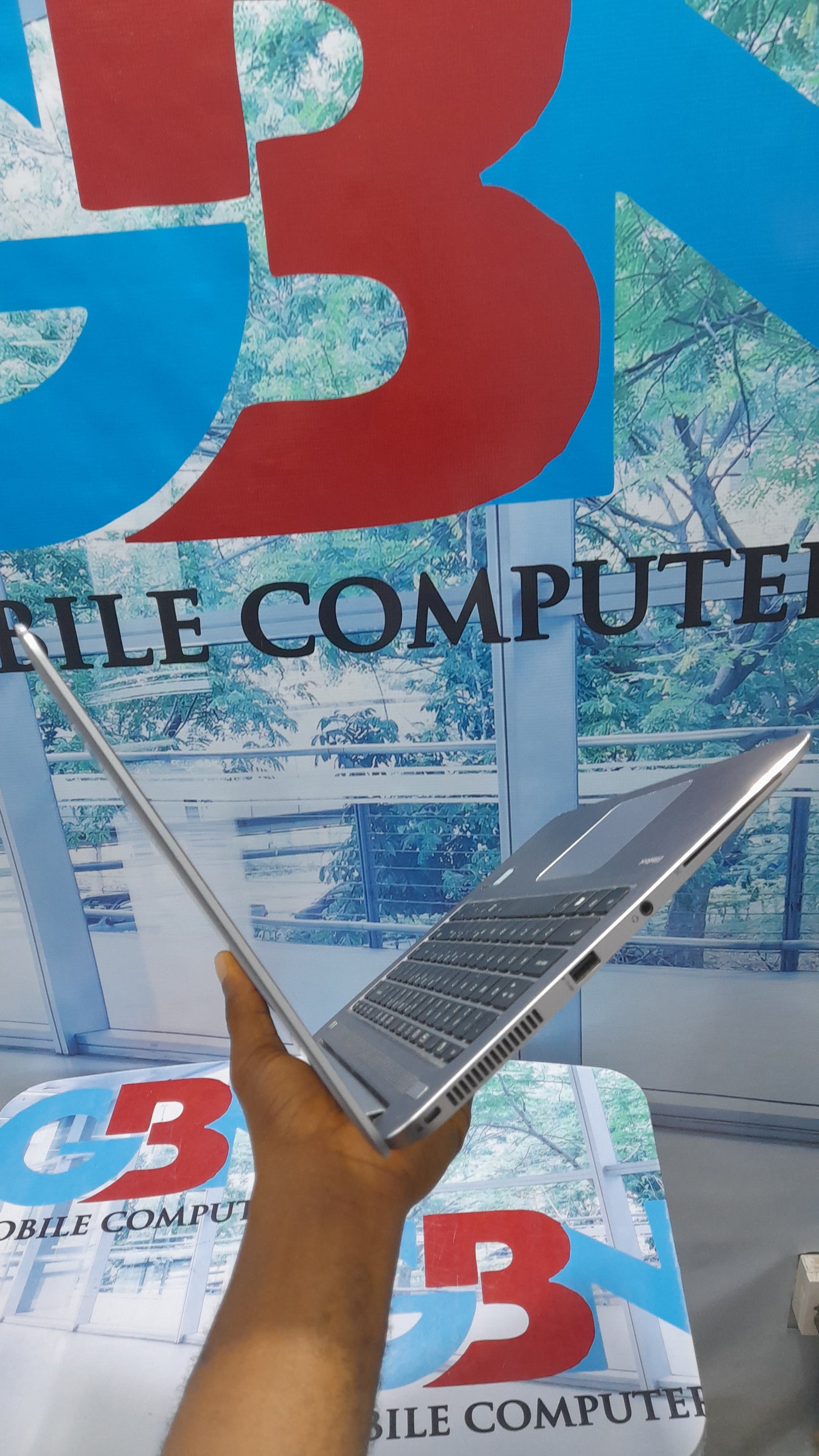 HP EliteBook Folio 1040 G3 β 6th Gen. Intel Core i7 β 256GB SSD β 8GB RAM β 4GB Total Graphics β Keypad Light