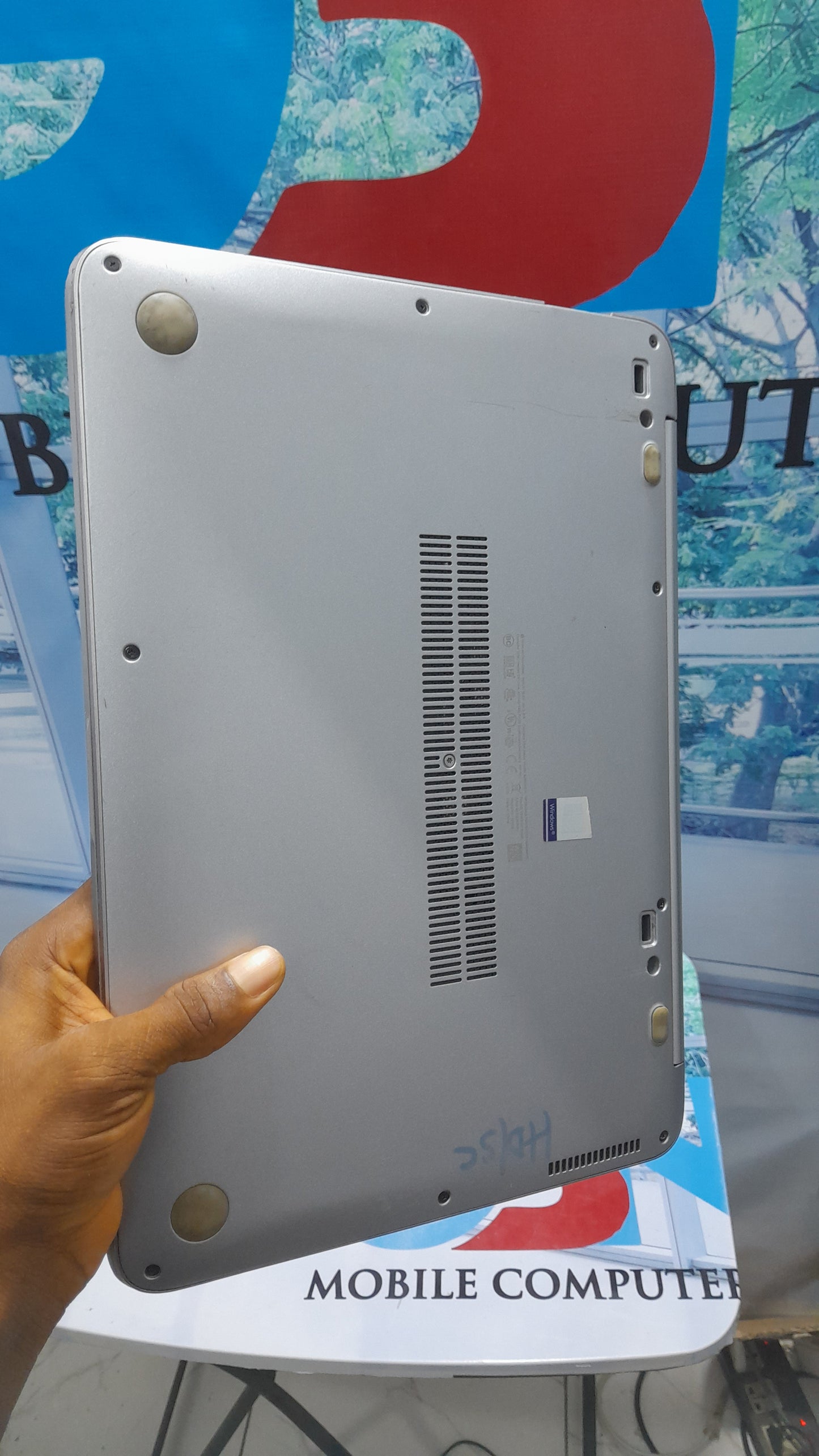 HP EliteBook Folio 1040 G3 β 6th Gen. Intel Core i7 β 256GB SSD β 8GB RAM β 4GB Total Graphics β Keypad Light
