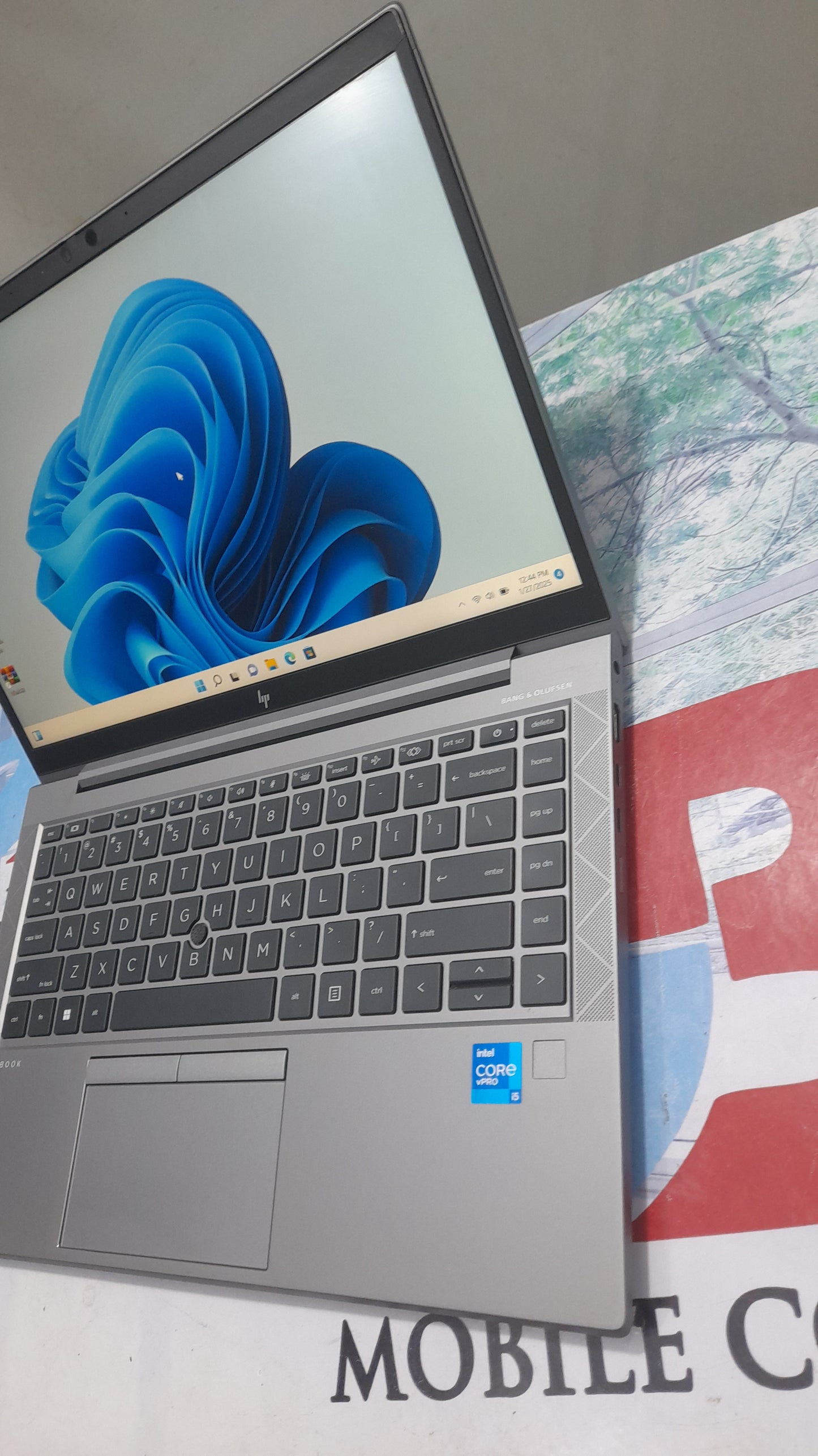HP ZBook Firefly 14 G8 Mobile Workstation- 11th Gen. Intel Core i5 - 256GB SSD - 16GB RAM - 8GB Total Graphics -keyboardlight - HDMI