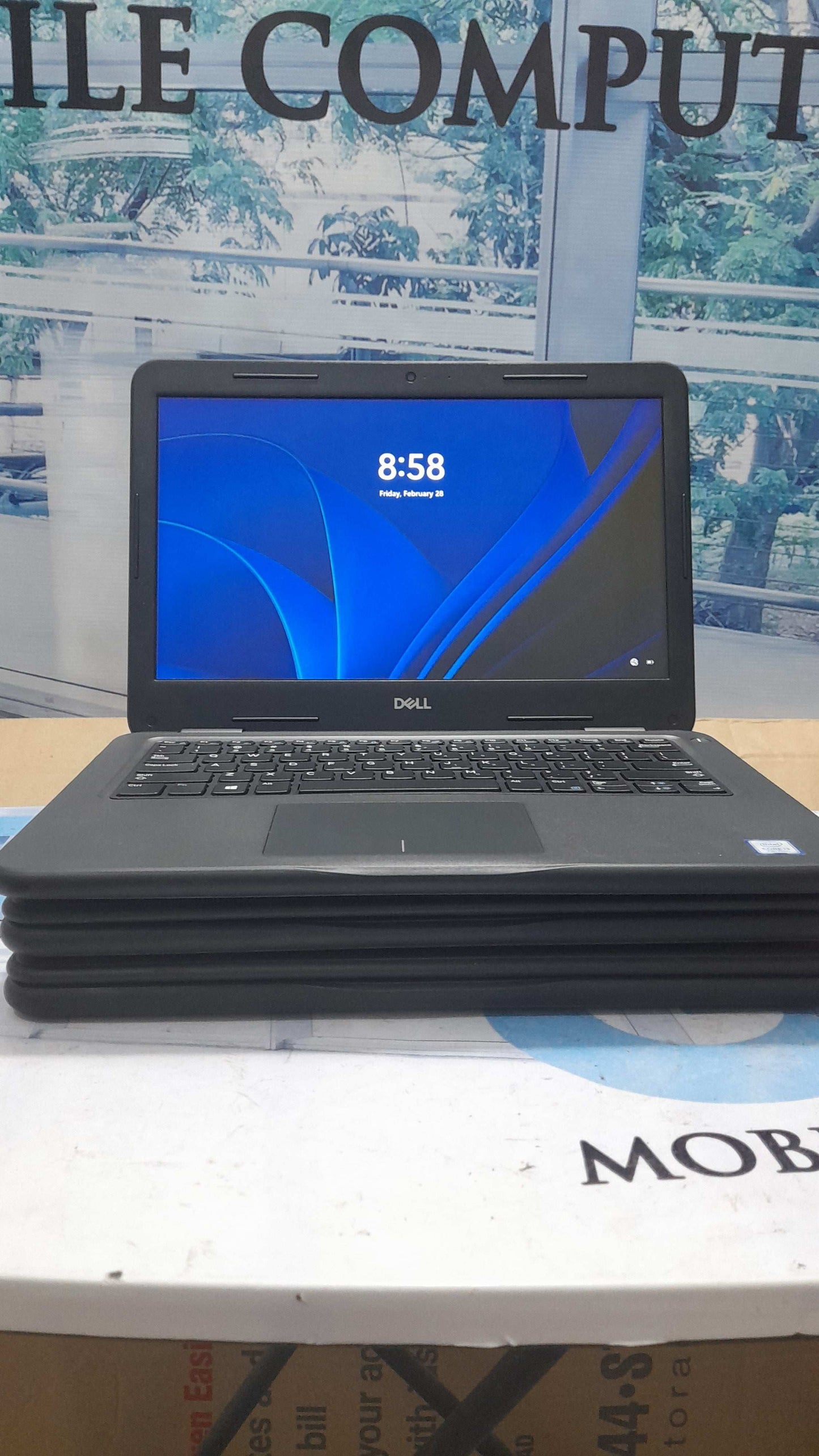 Dell latitude 3300 7th GEN. Intel core i3 128GB SSD 4G RAM 4G total share memory