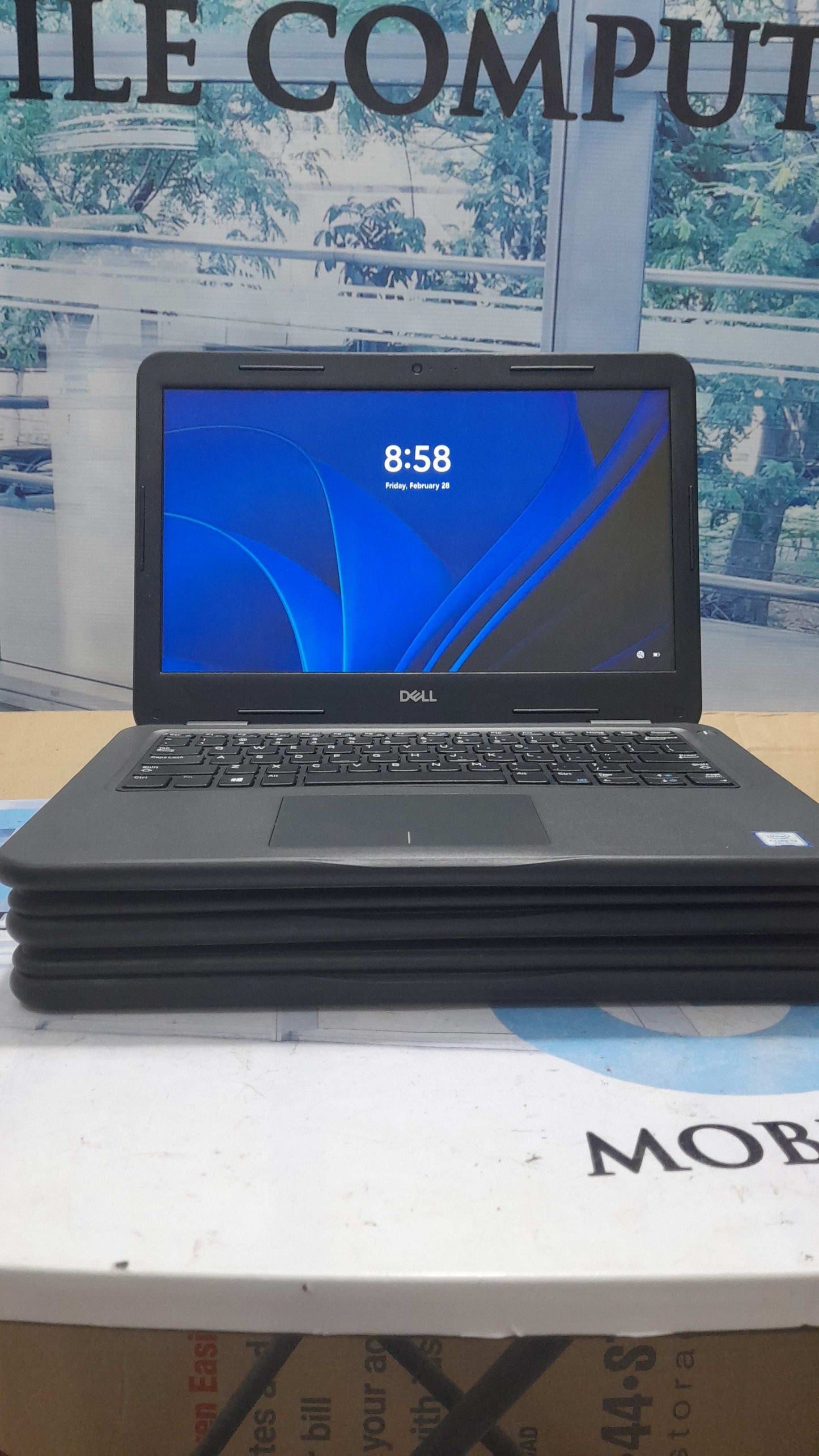 Dell latitude 3300 7th GEN. Intel core i3 128GB SSD 4G RAM 4G total share memory