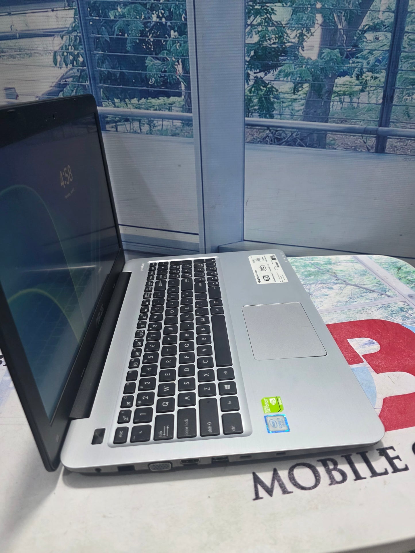 Asus x556U 2G dedicated graphic 7th gen.intel core i7 256GB SSD 8GB RAM
