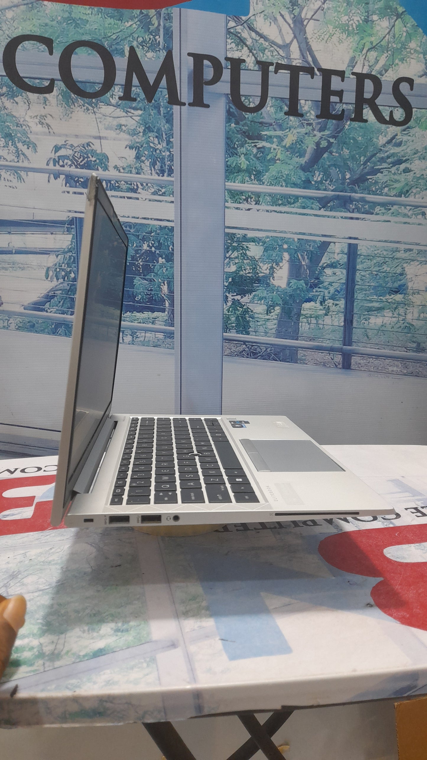 p EliteBook 840 G8 11th Gen. intel core i7 - 512GB SSD - 16GB RAM - 8GB Total Graphics - HDMI Keyboard Light