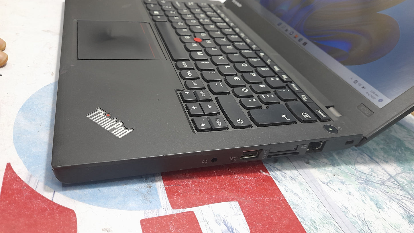 Lenovo ThinkPad x240 4th gen intel core i3 500GB HDD 8G RAM