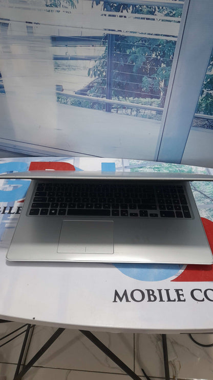 Dell Inspiron 5570 - 8th Gen. Touchscreen Intel Core i7 - 256GB SSD - 8GB RAM - HDMI - Keyboard Light