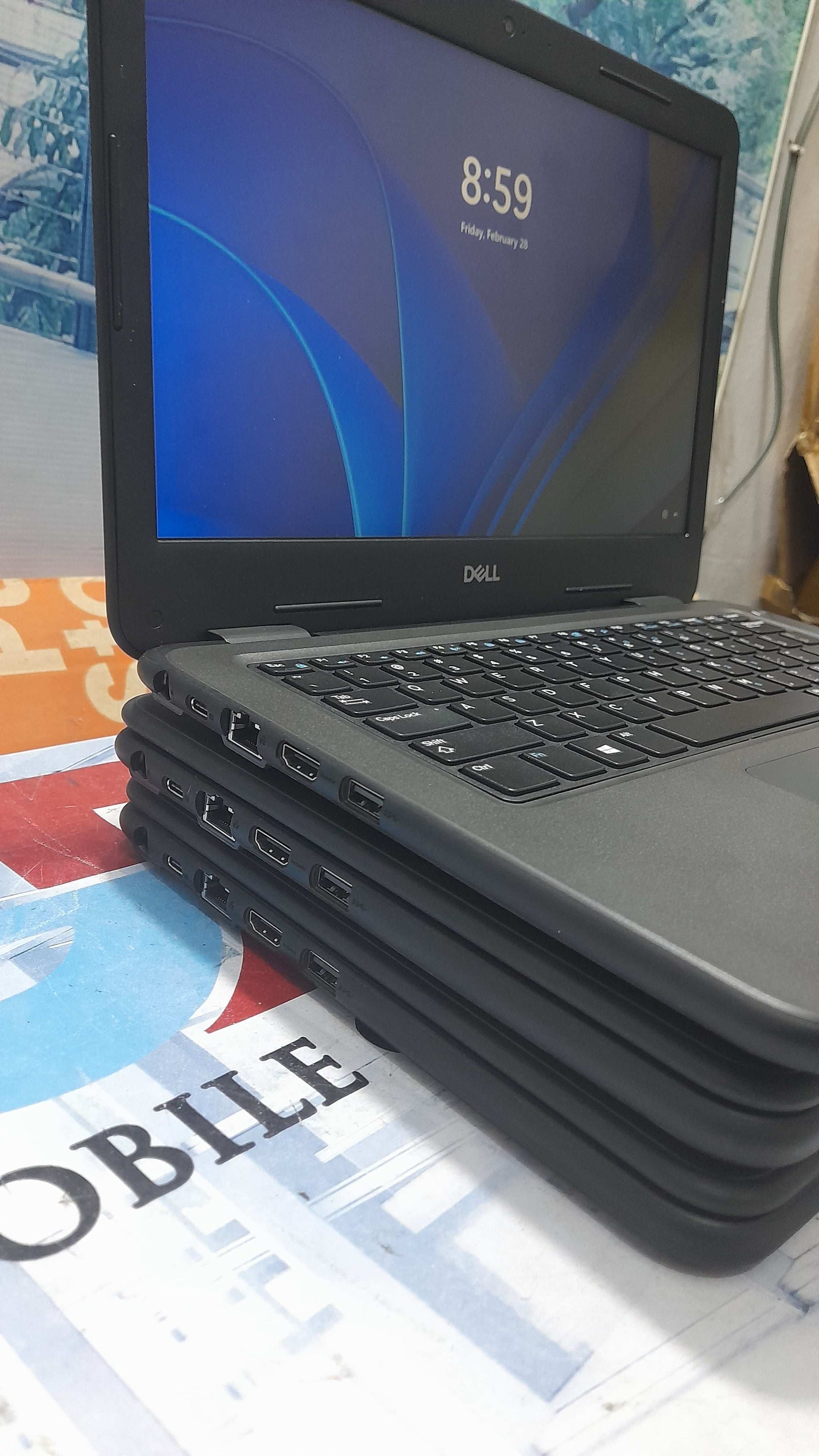 Dell latitude 3300 7th GEN. Intel core i3 128GB SSD 4G RAM 4G total share memory