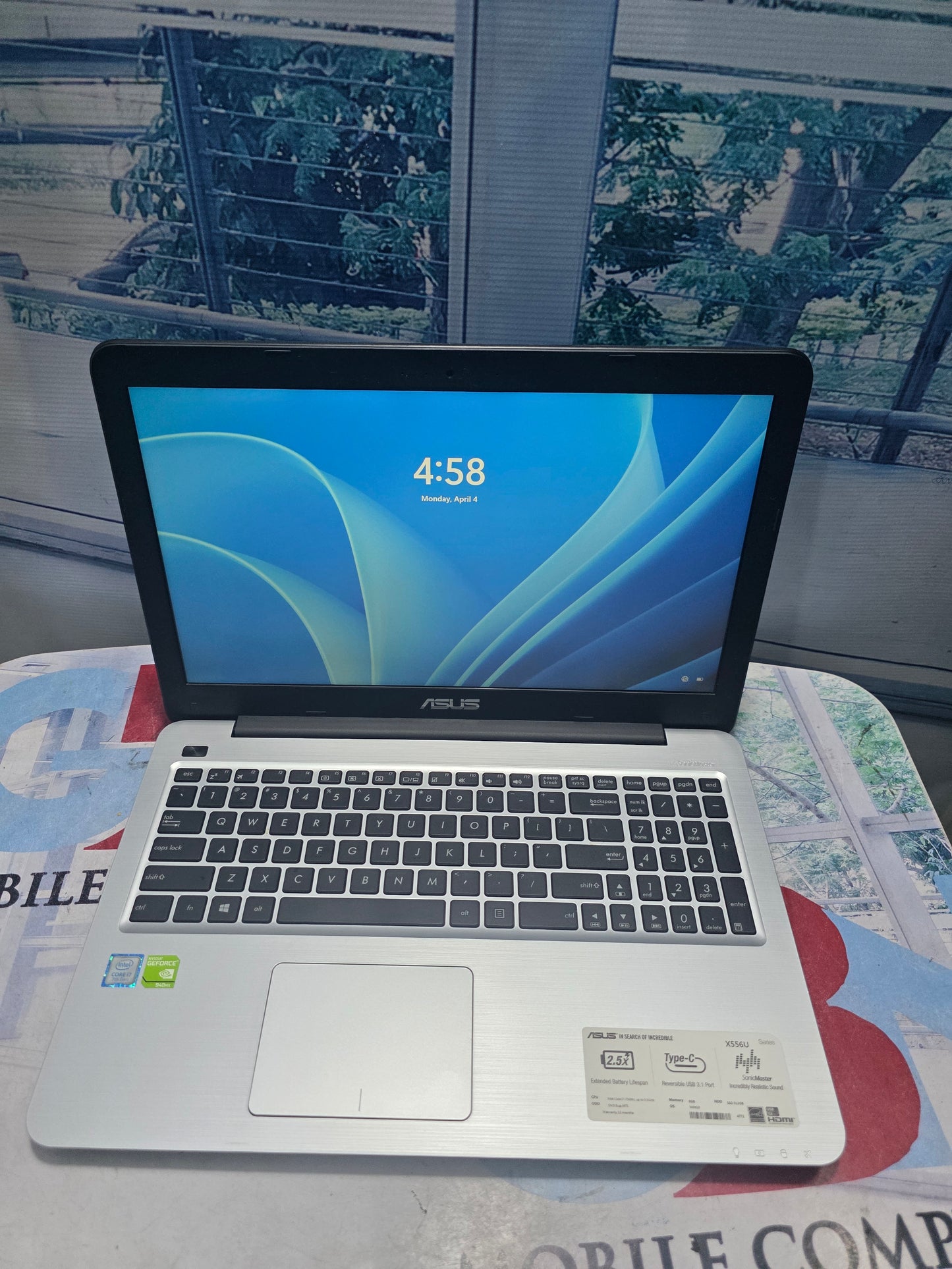Asus x556U 2G dedicated graphic 7th gen.intel core i7 256GB SSD 8GB RAM