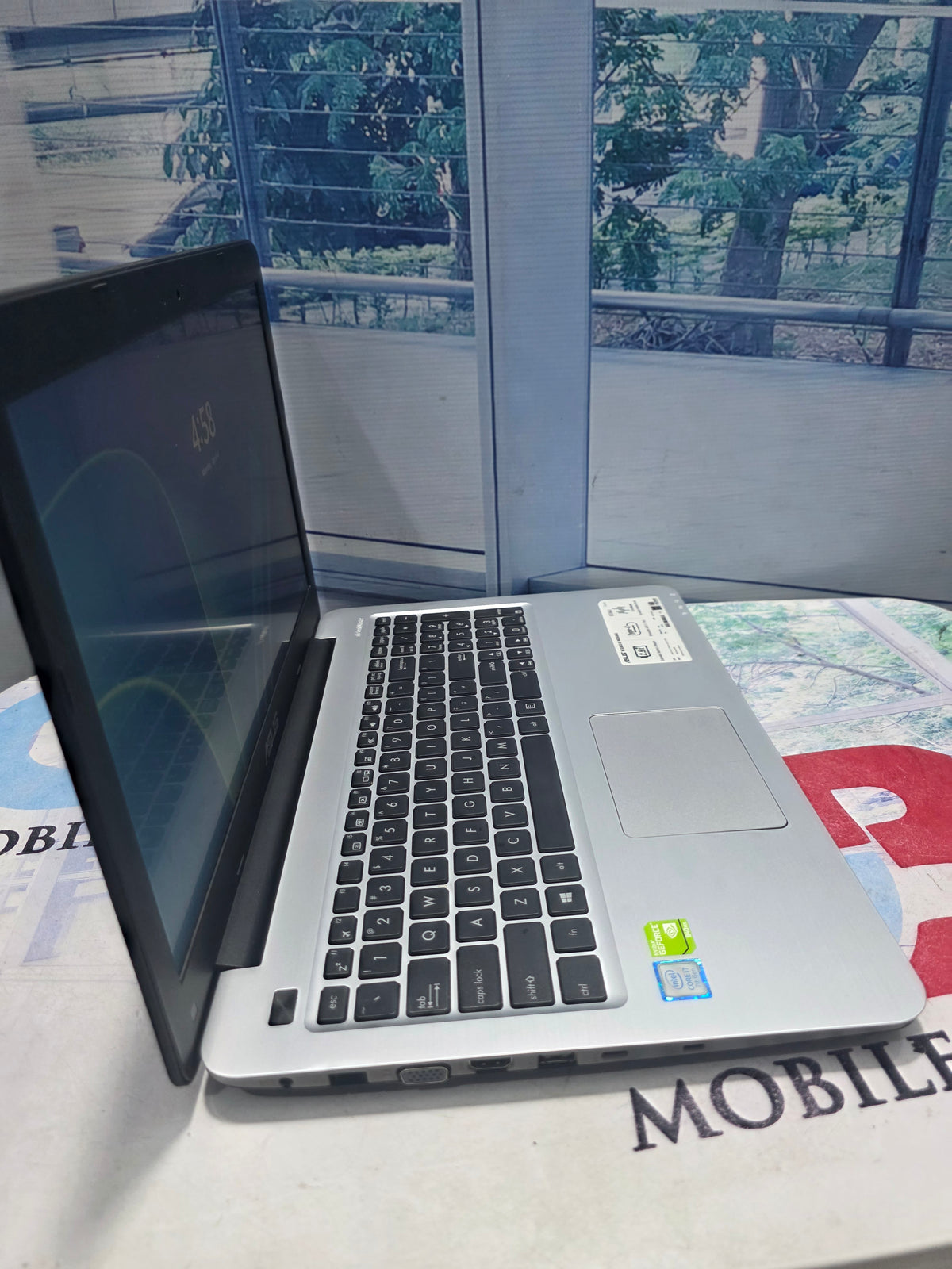 Asus x556U 2G dedicated graphic 7th gen.intel core i7 256GB SSD 8GB RAM