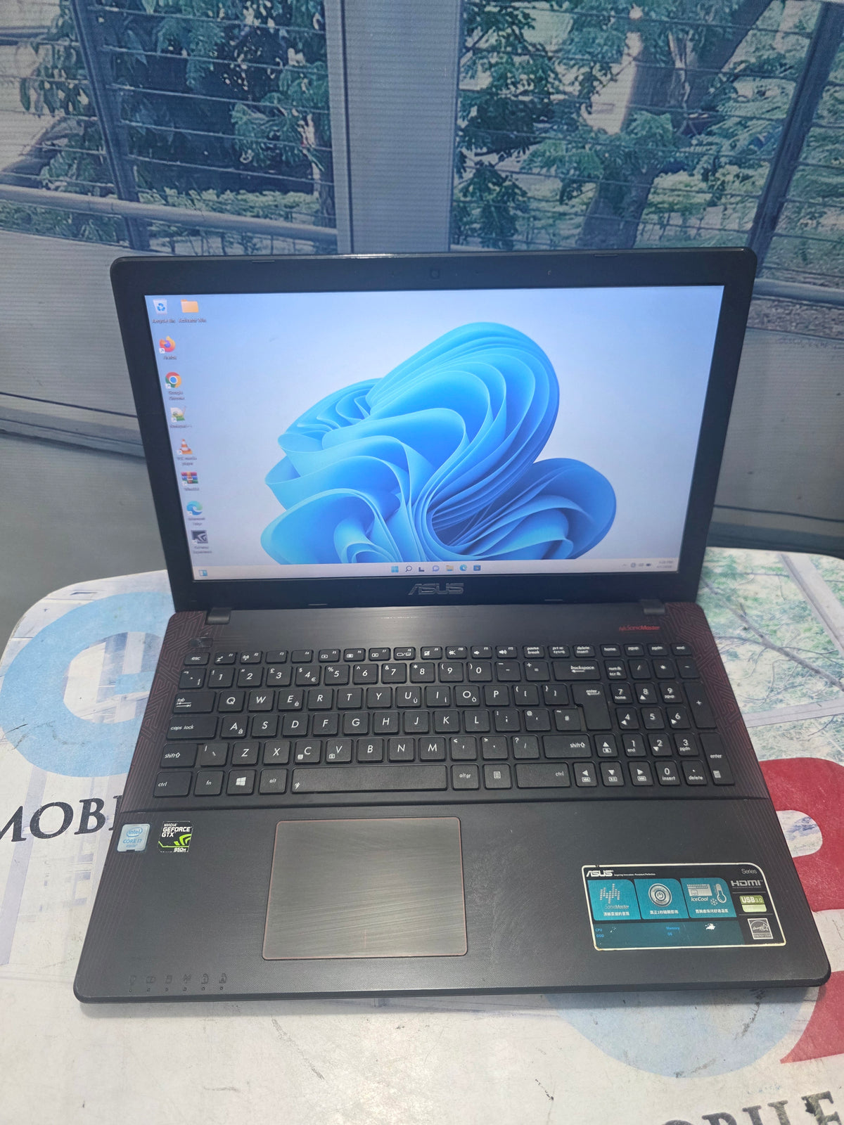 Asus x550V 2G dedicated graphic 6th Gen. intel core i7 256GB SSD 8G RAM