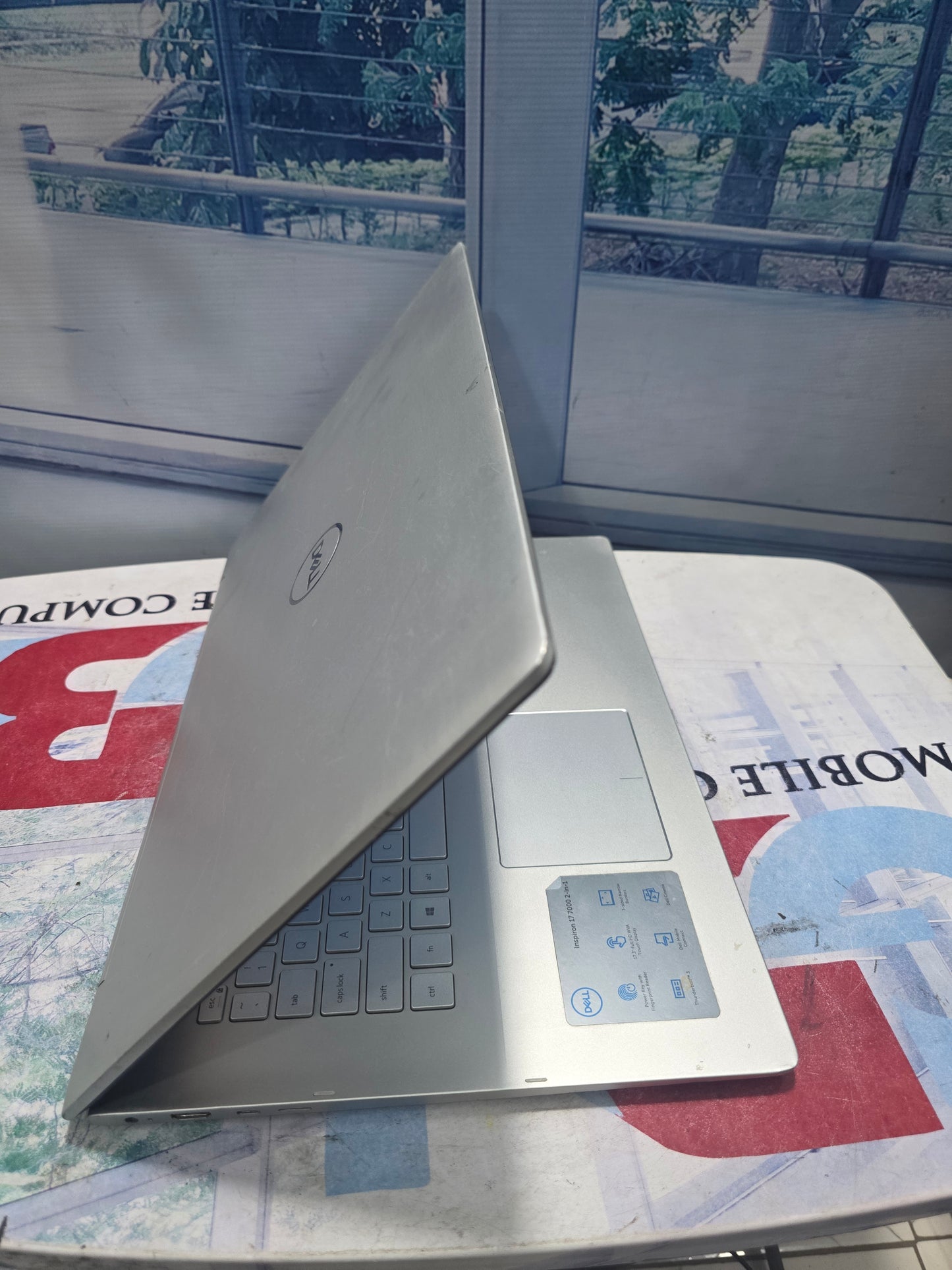 Dell Inspiron 17 7000 2-in-1 Touch screen 2G Dedicated graphic 10th Gen. Intel core i7 256GB SSD 16GB Ram keyboard light