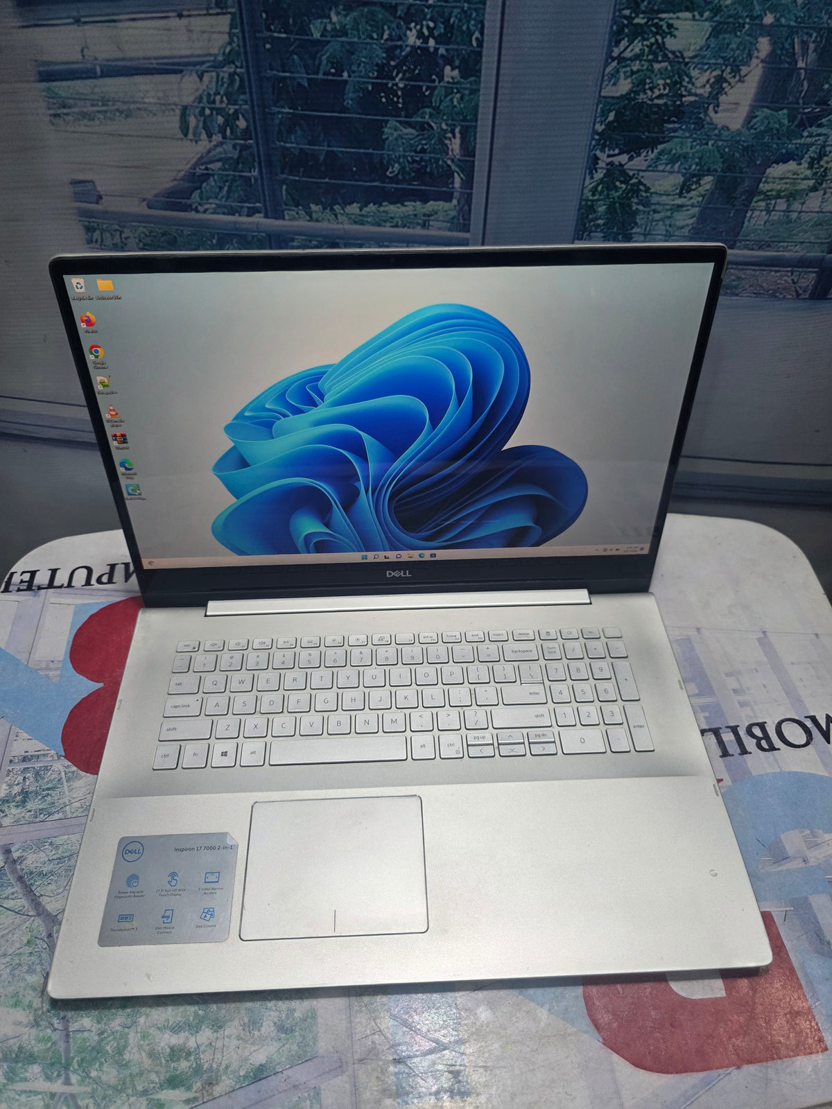 Dell Inspiron 17 7000 2-in-1 Touch screen 2G Dedicated graphic 10th Gen. Intel core i7 256GB SSD 16GB Ram keyboard light