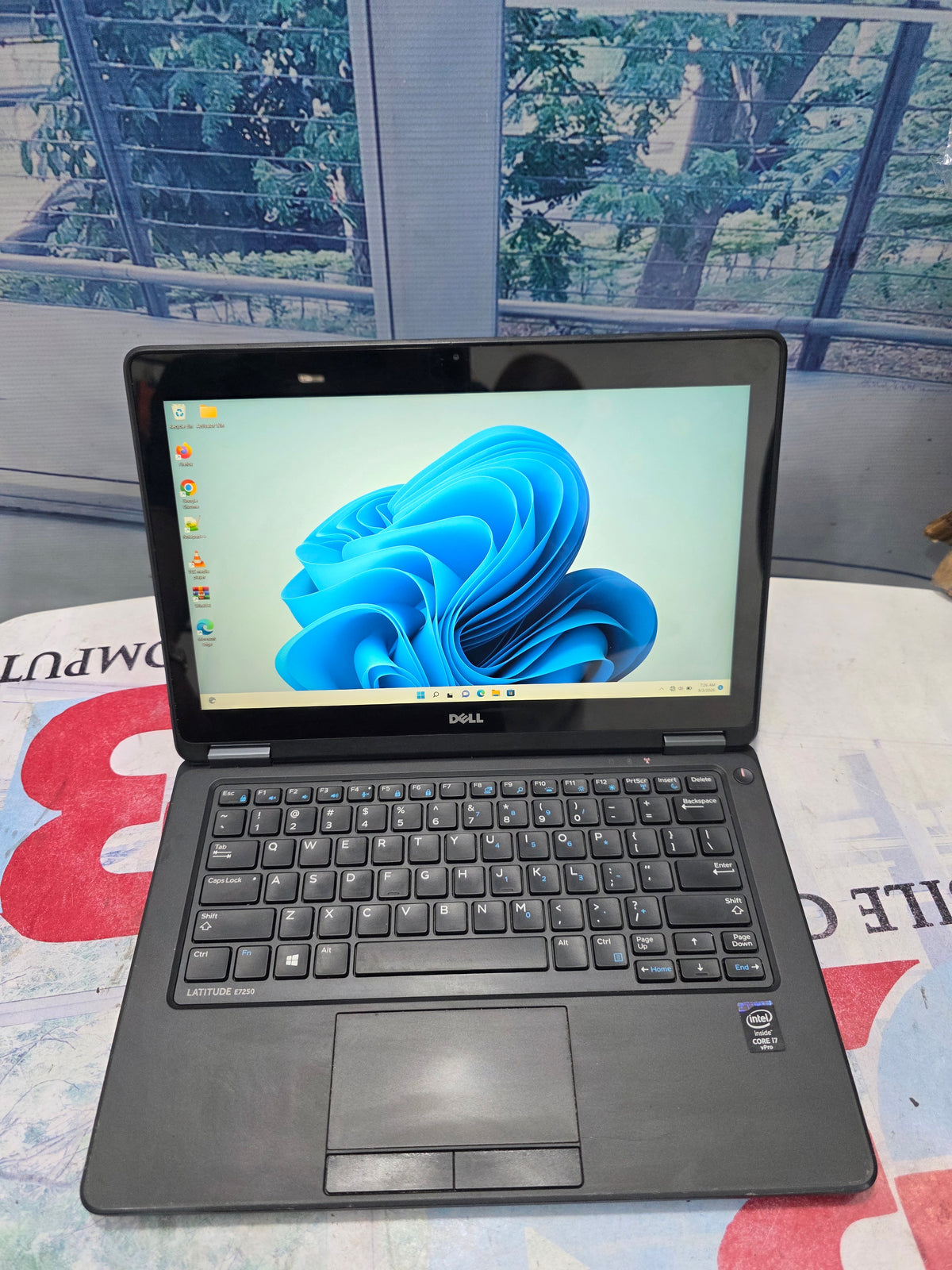 Dell Latitude 7250 touch screen 5th Gen. intel core i7 128G SSD 8G RAM