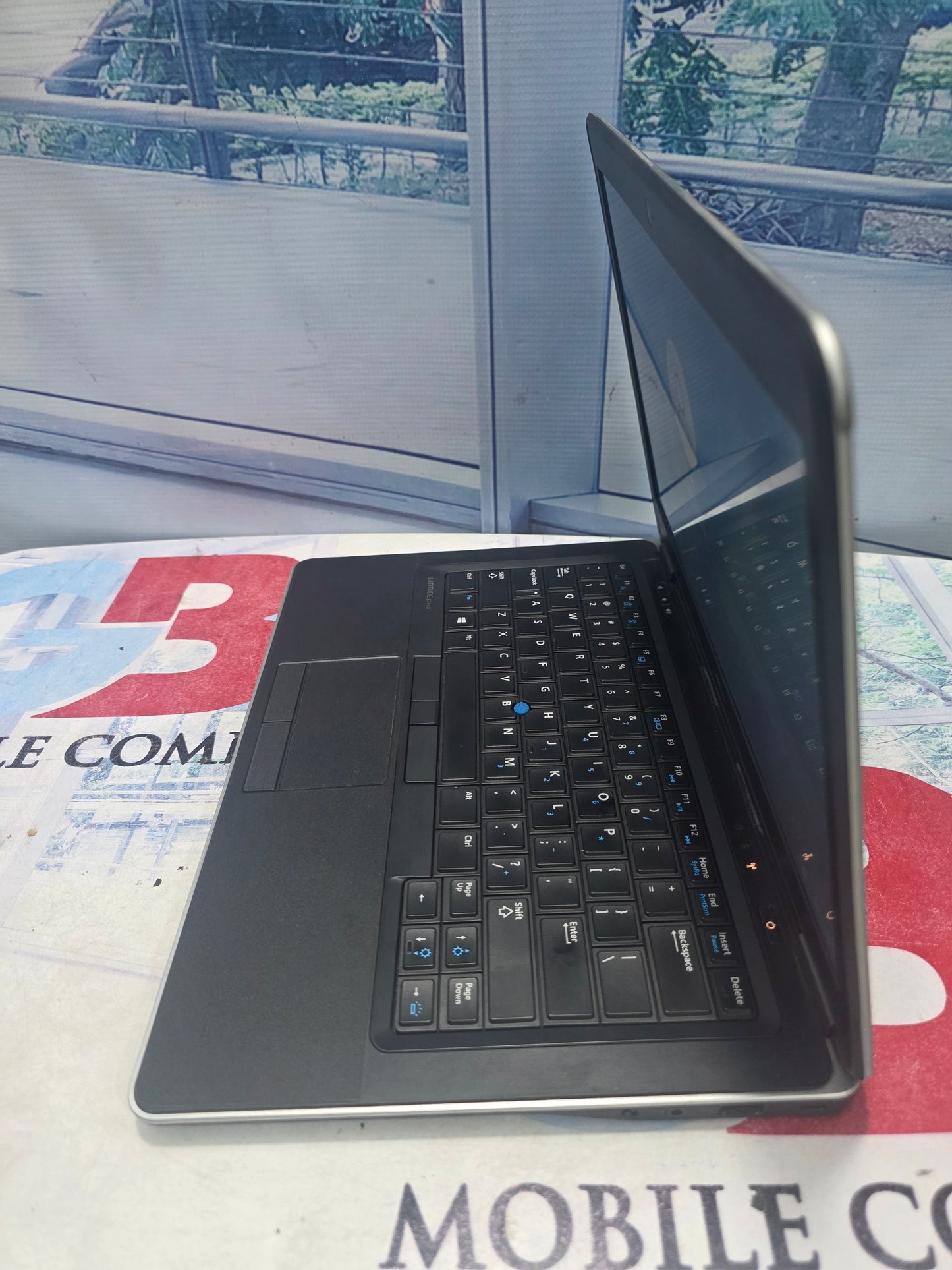 Dell Latitude E7440 4th gen. intel core i5 500GB HDD- 8G RAM 4G total graphic