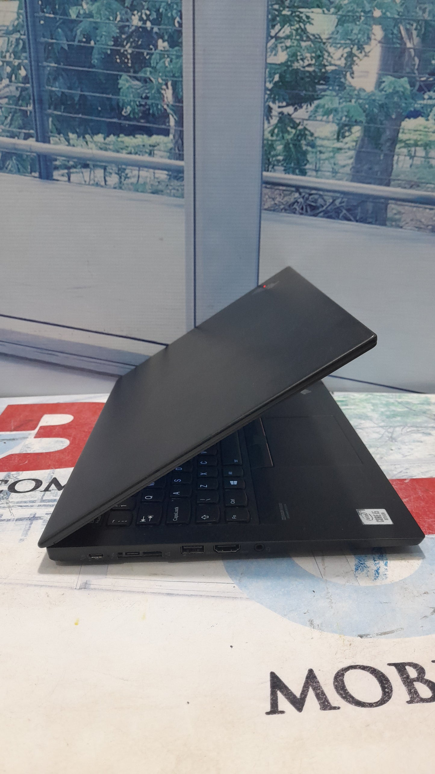 Lenovo ThinkPad X13 Gen1.Touchscreen 10th Gen.Intel Core i5 - 256GB SSD - 8GB RAM - 4GB Total Graphic