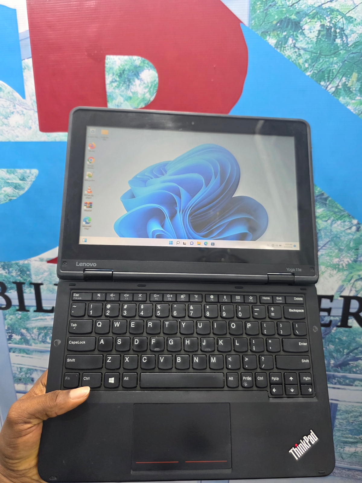 Lenovo ThinkPad Yoga 11E 2 IN 1 x360 touchscreen 7th Gen. intel core i3 128G SSD 4G RAM