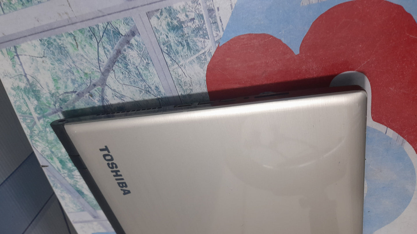 Toshiba satellite pro L55-C - 5th Gen. Intel Core i5 - 500GB HDD - 8GB RAM - 4GB Total Graphics