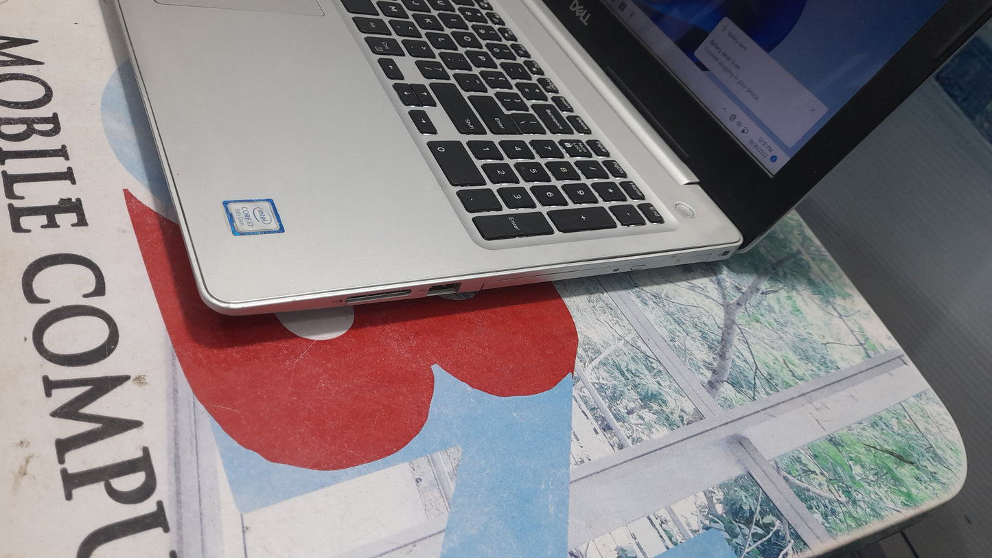 Dell Inspiron 5570 - 8th Gen. Touchscreen Intel Core i7 - 256GB SSD - 8GB RAM - HDMI - Keyboard Light